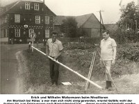 b91 - Erich und Wilhelm Watermann beim Nivellieren